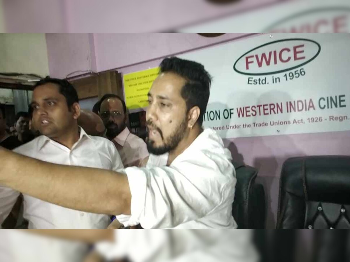 मीडिया के सवालों से मीका अंत में काफ़ी इरिटेट हो गये थे, जिसके बाद वह प्रेस कॉन्फ्रेंस से उठकर चले गये. 