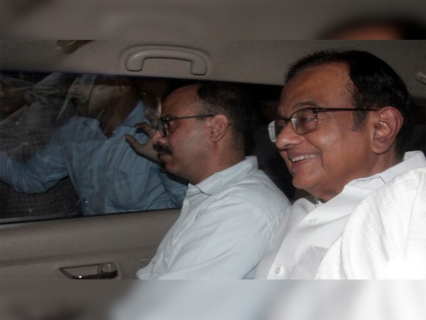 पी चिदंबरम को सीबीआई की टीम ने उनके घर से हिरासत में ले लिया गया और चिदंबरम को सीबीआई मुख्यालय लाया गया  (फोटो साभार - ANI) 