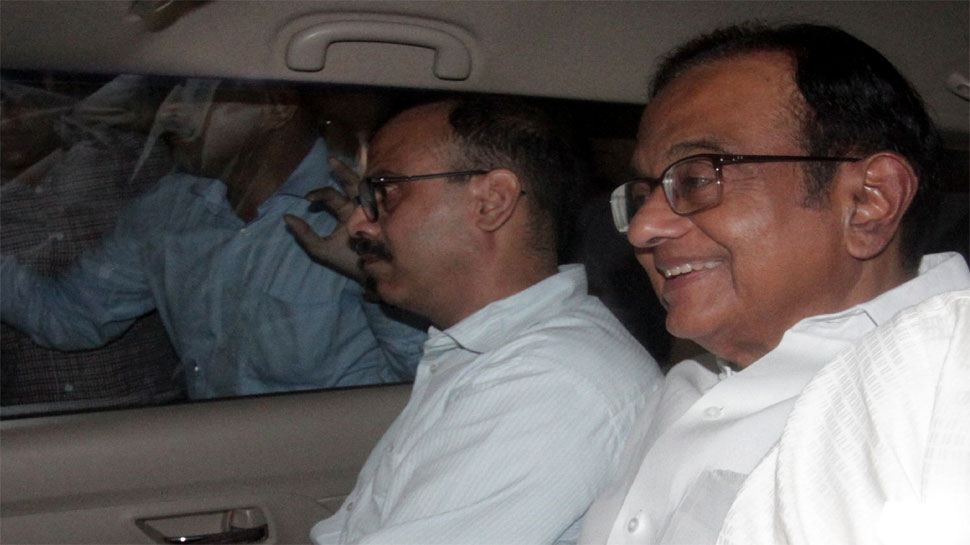 पी चिदंबरम को सीबीआई की टीम ने उनके घर से हिरासत में ले लिया गया और चिदंबरम को सीबीआई मुख्यालय लाया गया (फोटो साभार - ANI) पी चिदंबरम को सीबीआई की टीम ने उनके घर से हिरासत में ले लिया गया और चिदंबरम को सीबीआई मुख्यालय लाया गया (फोटो साभार - ANI)