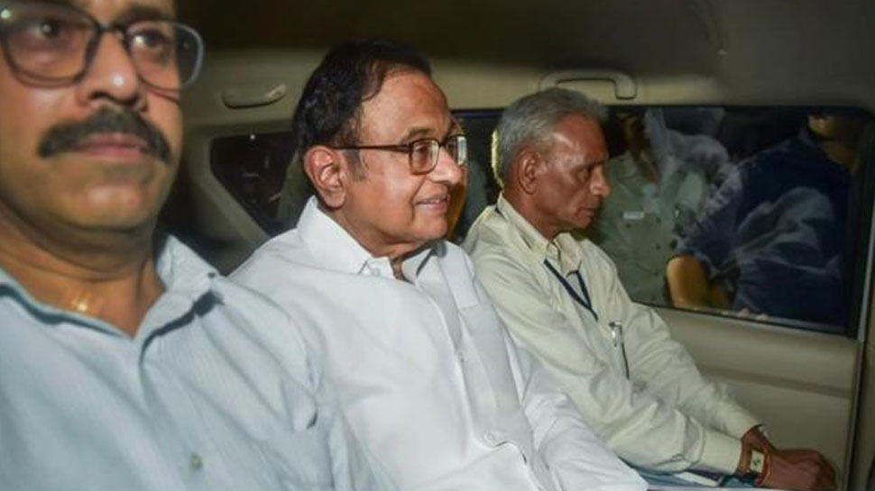 कांग्रेस नेता और पूर्व वित्त मंत्री पी चिदंबरम को बुधवार को सीबीआई ने गिरफ्तार कर लिया है. कांग्रेस नेता और पूर्व वित्त मंत्री पी चिदंबरम को बुधवार को सीबीआई ने गिरफ्तार कर लिया है.