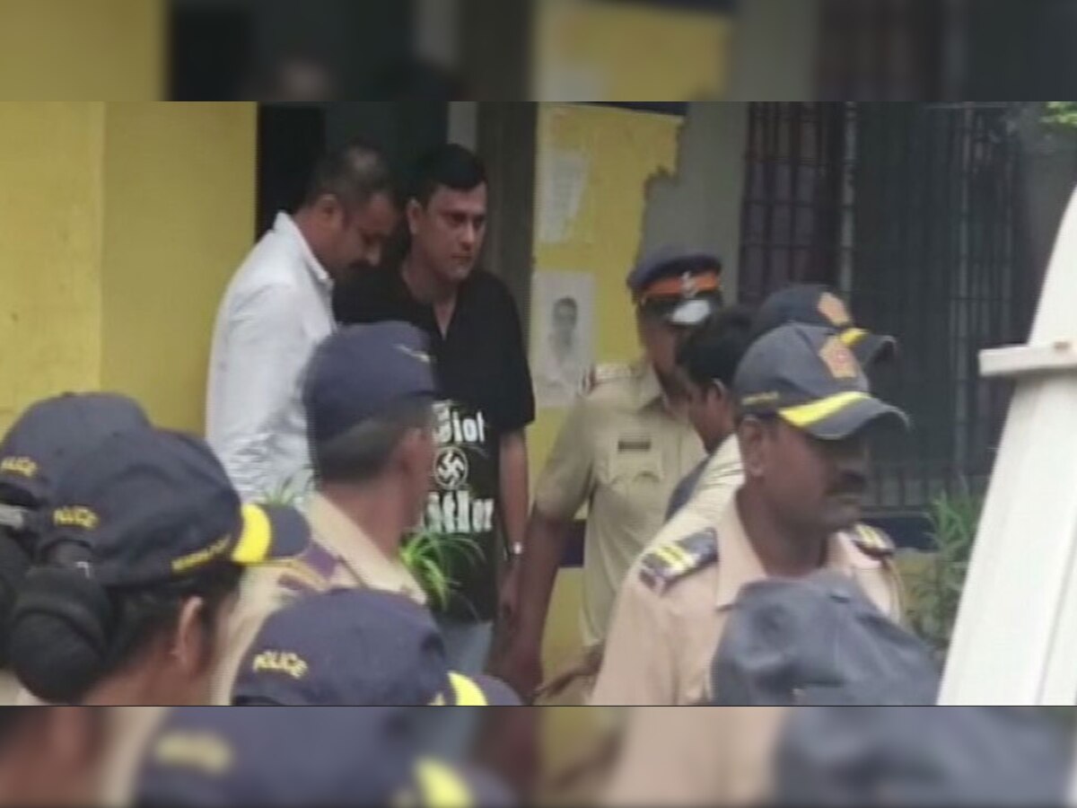 राज ठाकरे का समर्थन करने और ईडी के खिलाफ विरोध जाहिर करने के लिए एमएनएस नेता संदीप देशपांडे एक खास तरह की टी-शर्ट पहनकर पहुंचे थे. 