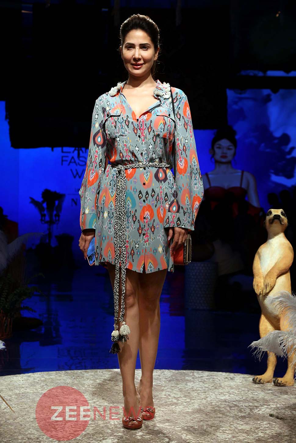 किम भी आईं नजर Lakme Fashion Week 2019: Farhan Akhtar and Shibani Dandekar Ramp walk with Love
