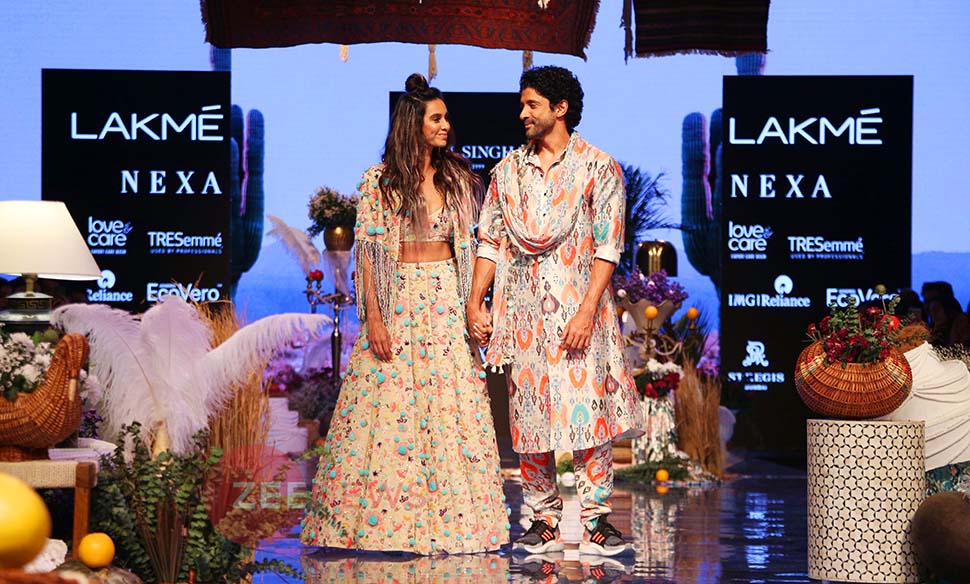 प्यार का खुमार... Lakme Fashion Week 2019: Farhan Akhtar and Shibani Dandekar Ramp walk with Love