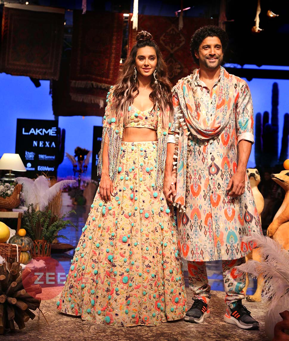 फरहान ने भी किया मैच... Lakme Fashion Week 2019: Farhan Akhtar and Shibani Dandekar Ramp walk with Love