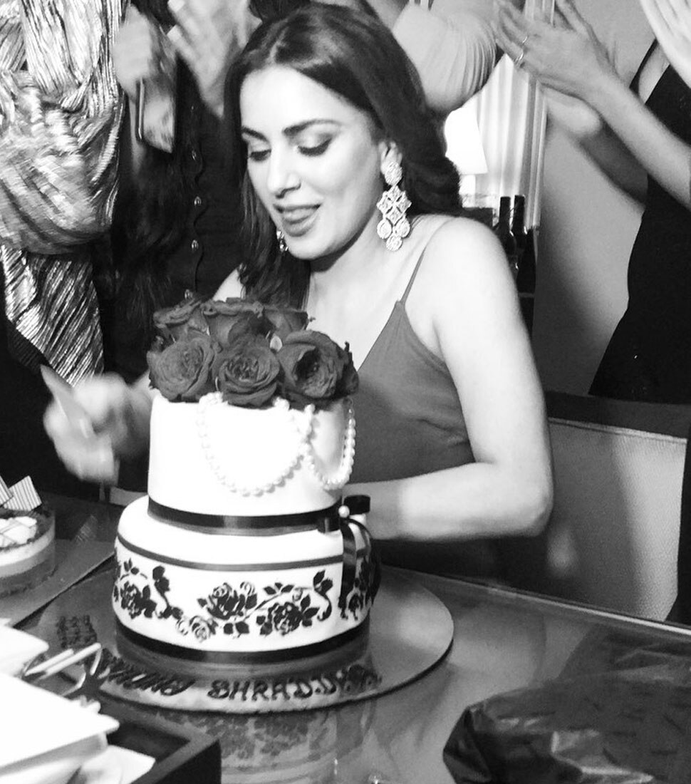 गैंग के साथ Shraddha Arya