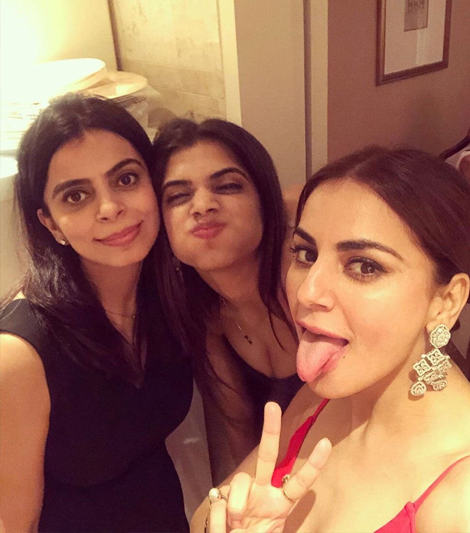 पूरी स्टारकास्ट Shraddha Arya
