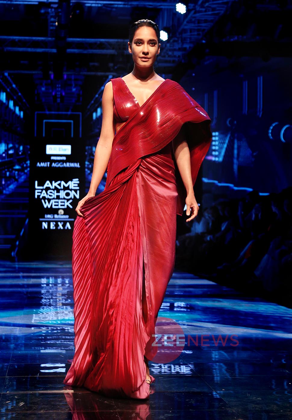 स्टाइलिश लीसा LFW 2019: Pregnent Lisa Haydon walks the ramp with Hardik Pandya watch video