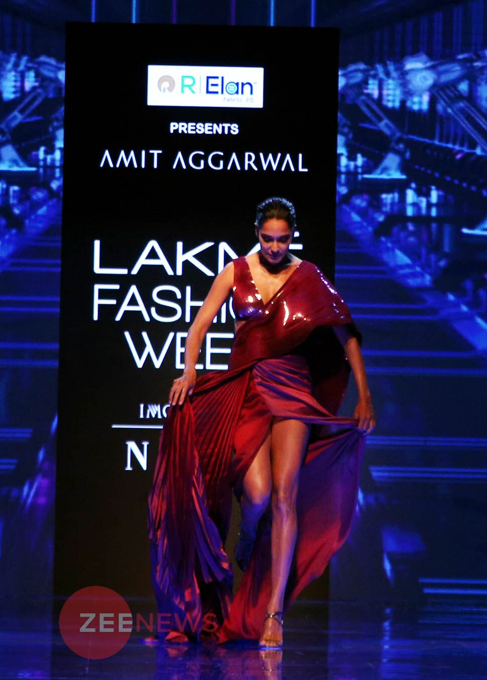 अमित अग्रवाल का शो... LFW 2019: Pregnent Lisa Haydon walks the ramp with Hardik Pandya watch video