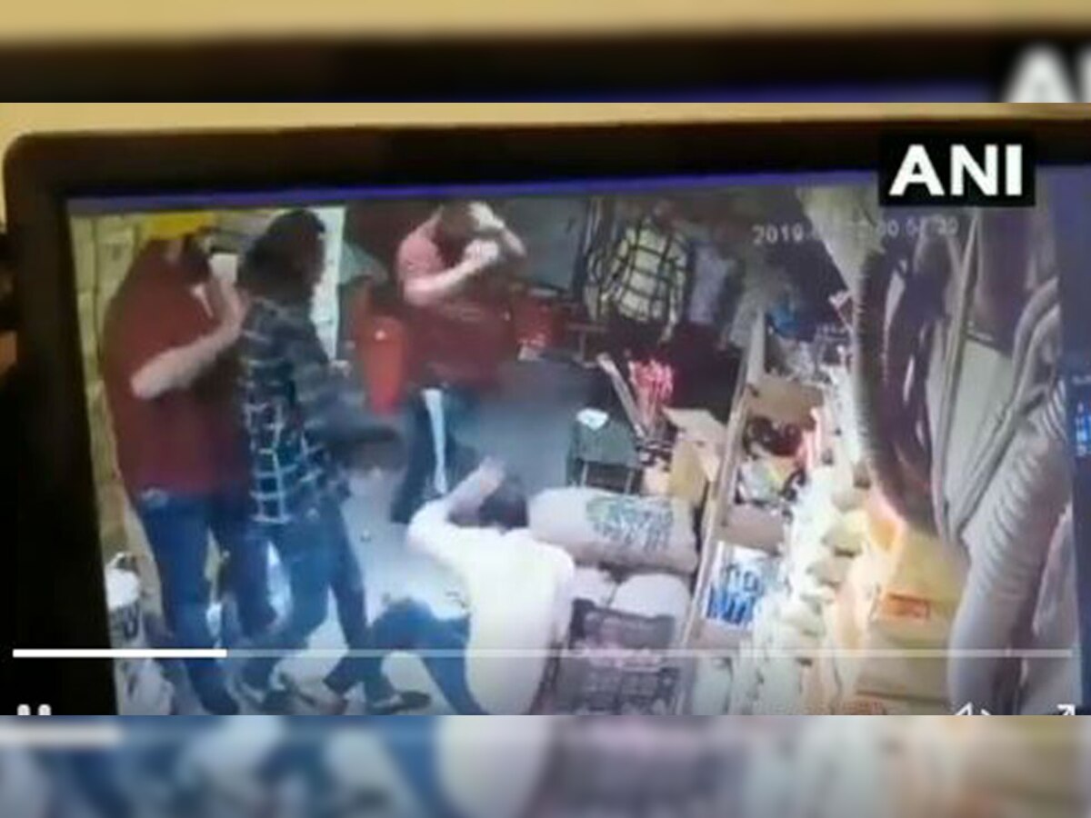 पीड़ित का आरोप है कि हमलावर उसकी दुकान से 15 लाख रुपए भी लूट कर ले गए हैं. 