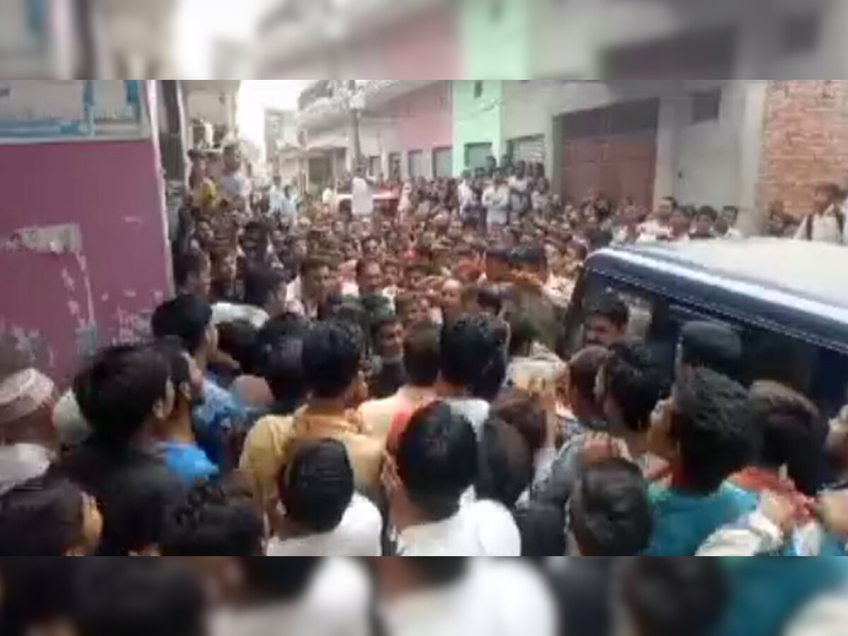 पुलिस किसी तरह भीड़ से बचाकर युवक को थाने लेकर पहुंची और जांच शुरू की. 