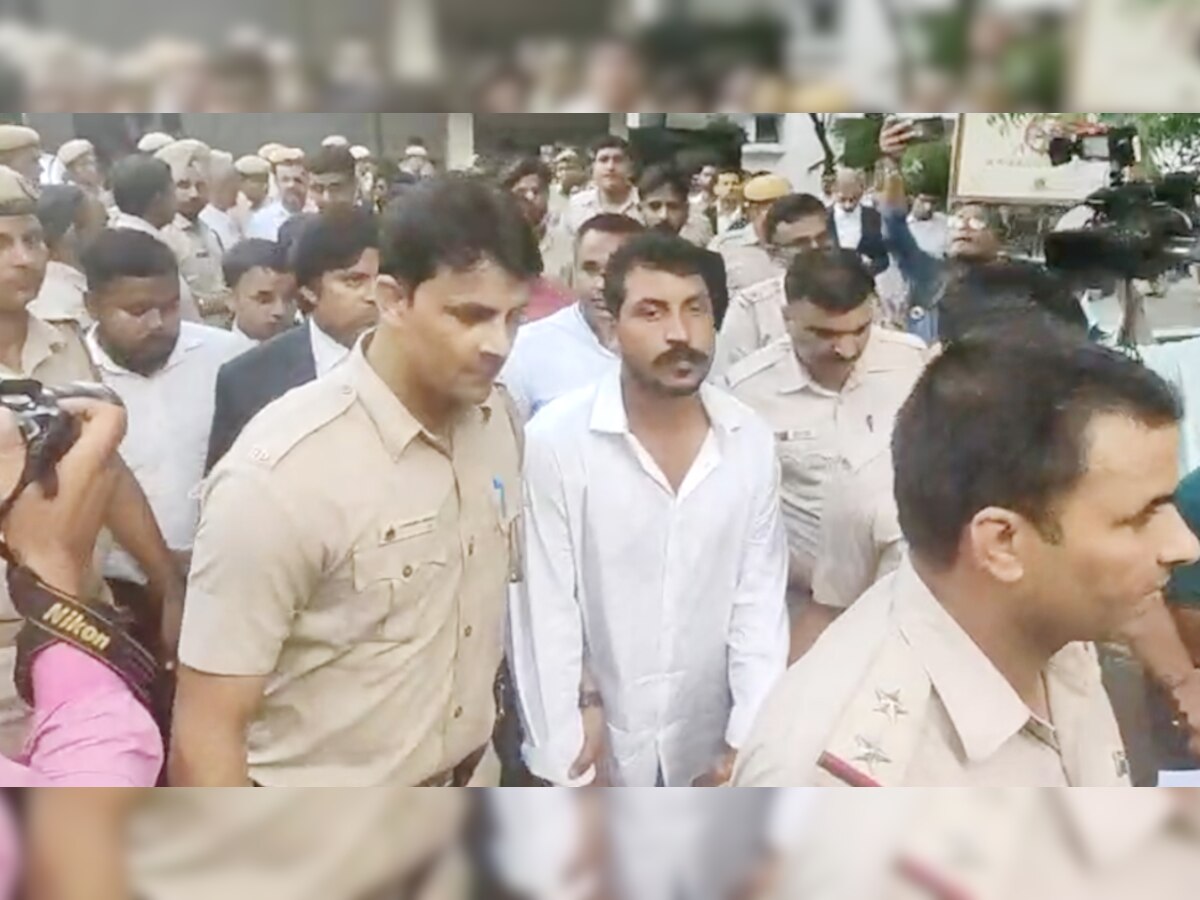 दलित नेता चंद्रशेखर दिल्ली में गिरफ्तार किए गए.