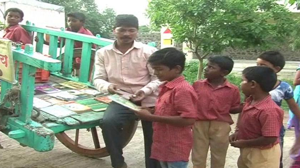 गांव के बच्चों के लिए वरदान, बैलगाड़ी में चलती है यह लाइब्रेरी
