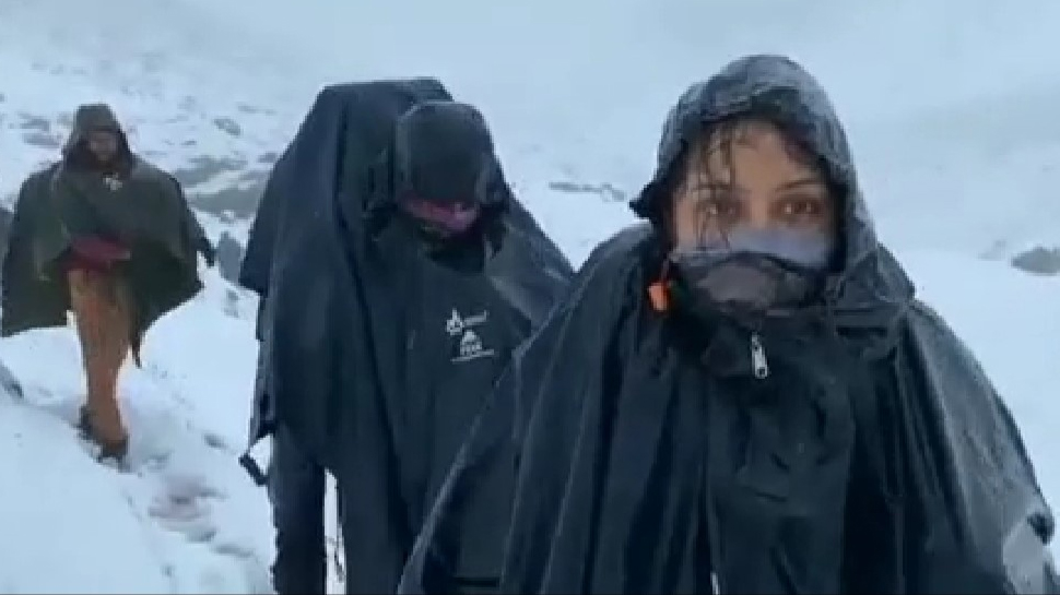 अभिनेत्री मंजू वरीयर बर्फबारी में फंस गई. अभिनेत्री मंजू वरीयर बर्फबारी में फंस गई.