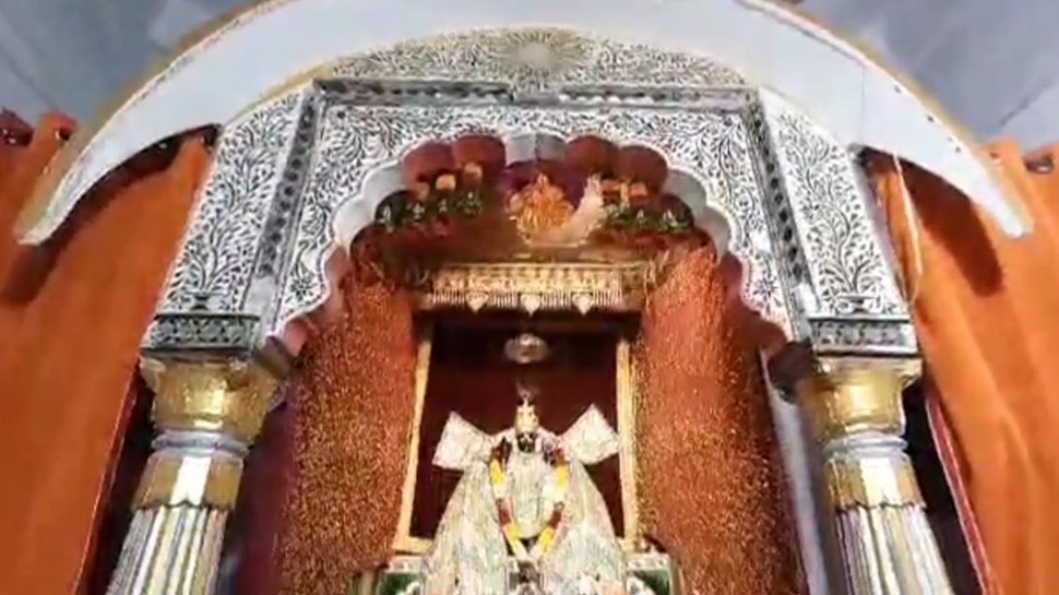 मंदिर की द्वारकाधीश भगवान की प्रतिमा भी बड़ी अलौकिक है The idol of Lord Dwarakadhish of the temple is also very supernatural