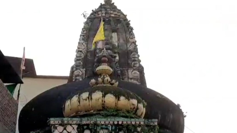 मंदिर की बनावट भी प्राचीन कला से निर्मित है The temple is also built with ancient art