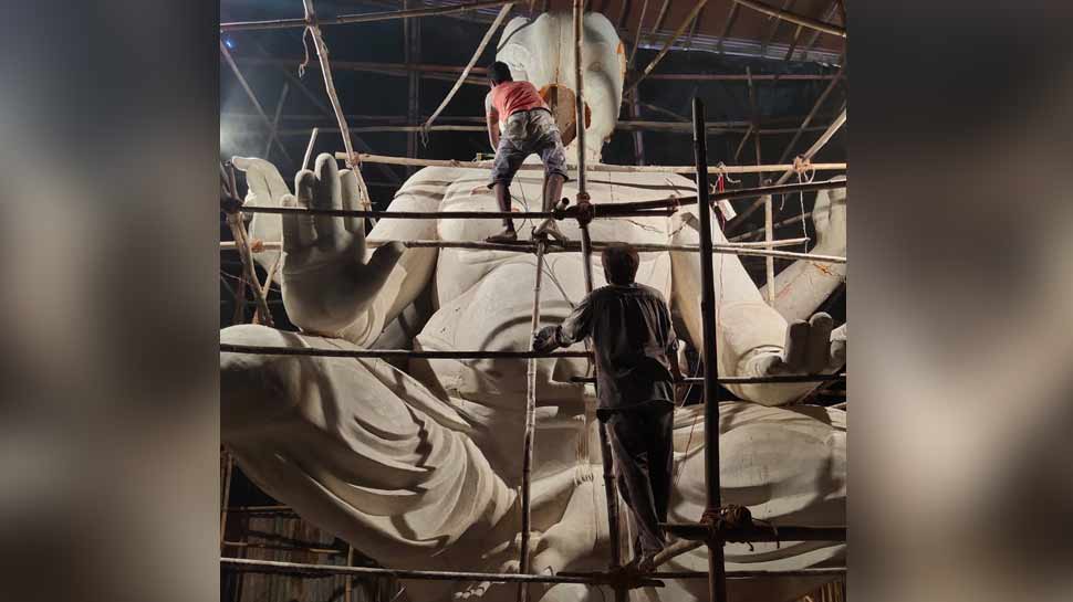 मंडल की तरफ से इस बार 22.5 फुट की बप्पा की मुर्ति बनाई जा रही है This time a 22.5-foot Bappa idol is being made by Mandal.