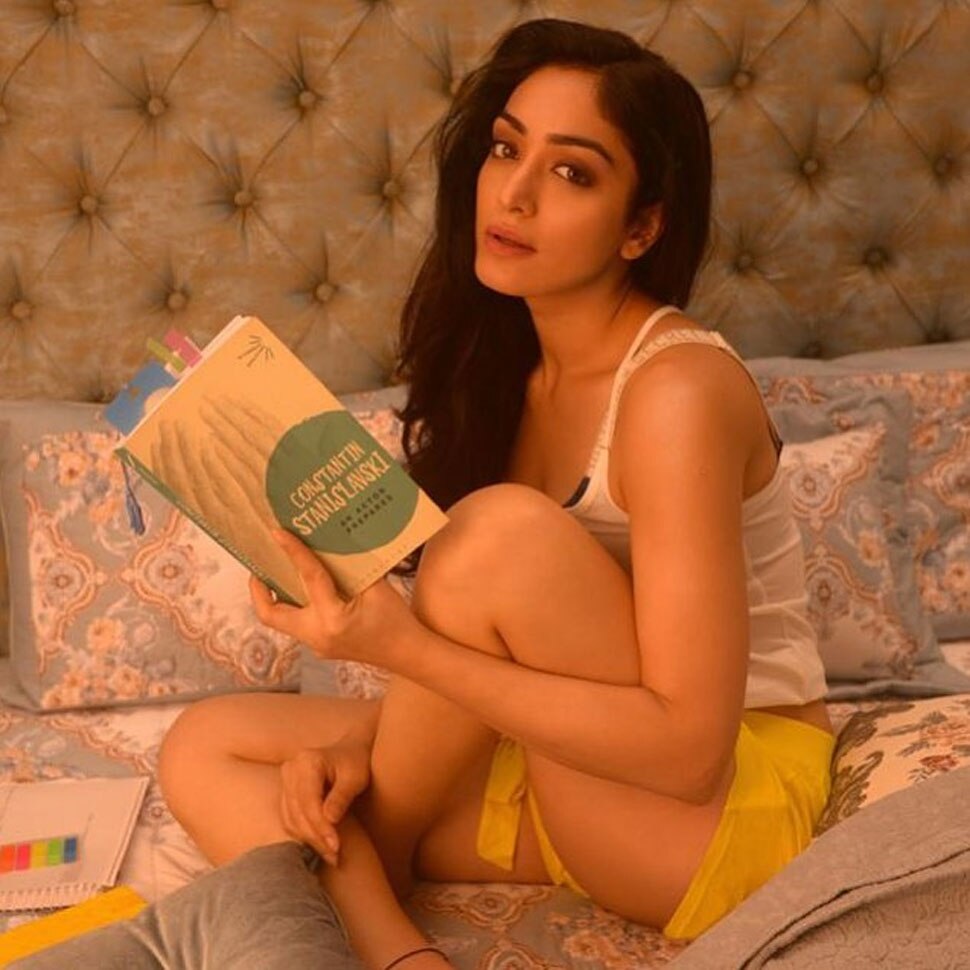 लगातार तस्वीरें शेयर करती हैं Khushali Kumar