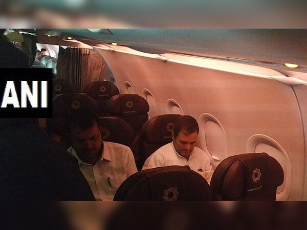 फ्लाइट में बैठे राहुल गांधी. फोटो ANI 