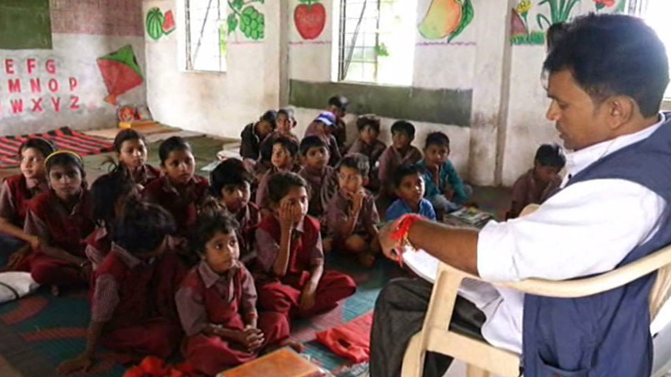 एक और शिक्षक की मांग कर रहे छात्र Students seeking another teacher