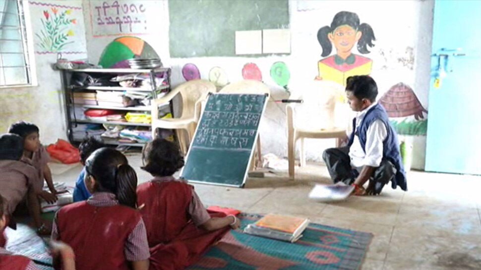 ग्राम पिपलदेहला के बच्चों को अपने शिक्षक पर गर्व है The children of village Pipaldehla are proud of their teacher