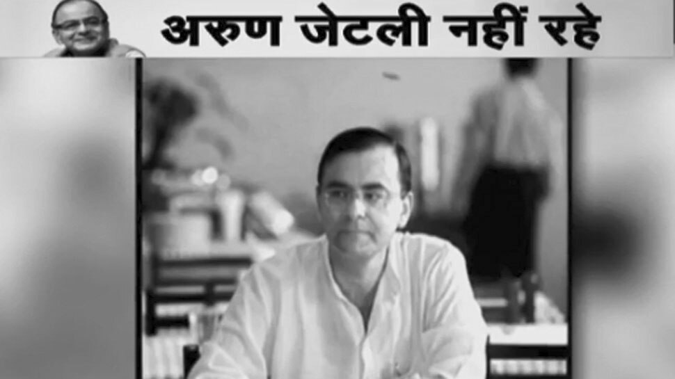 24 मई 1982 को उनका संगीता जेटली से विवाह हुआ He was married to Sangeeta Jaitley on 24 May 1982