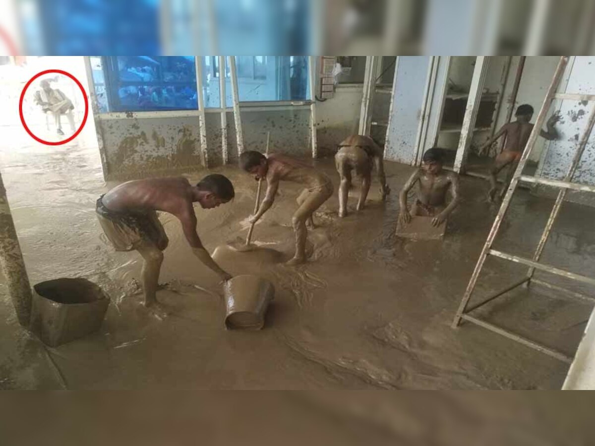 तस्वीर में चौकी के अंदर बाल्‍टी से कई बच्‍चे साफ-सफाई करते नजर आ रहे हैं.