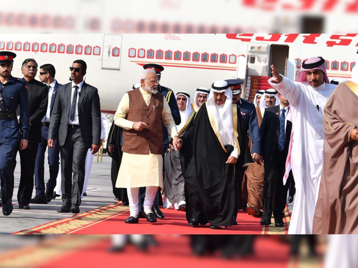 बहरीन पहुंचने पर पीएम मोदी का एयरपोर्ट पर स्‍वागत क‍िया गया. 