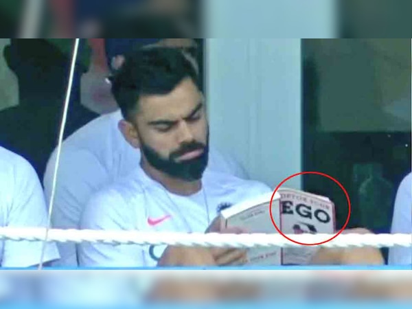 'डिटॉक्स यॉर ईगो' किताब पढ़ते कप्तान विराट कोहली. (फाइल)