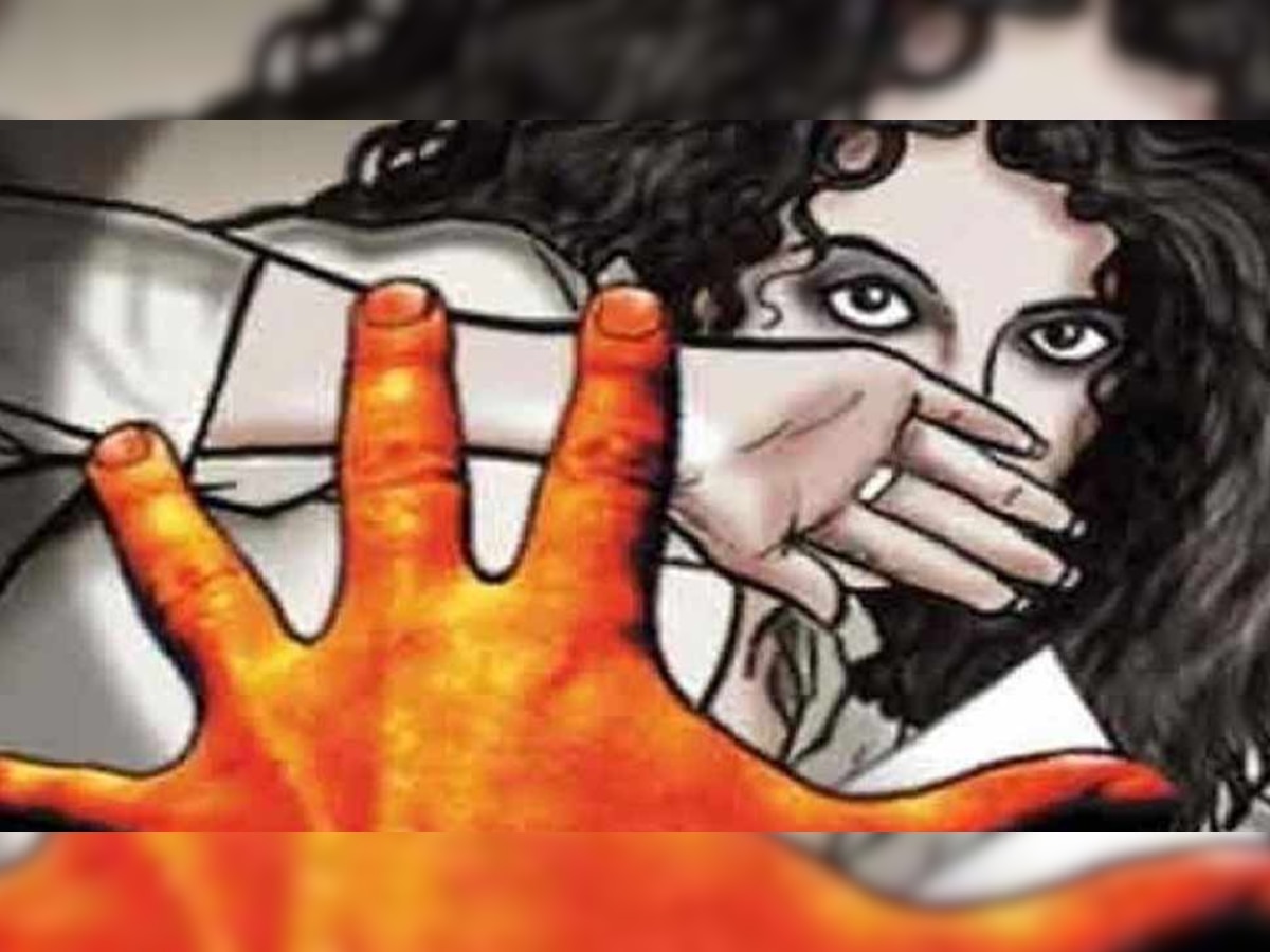 युवती का आरोप है कि आरोपी चंबल कमिश्नर रेनू तिवारी के भतीजे है, इसलिए पुलिस इन पर कार्रवाई नहीं कर रही है.