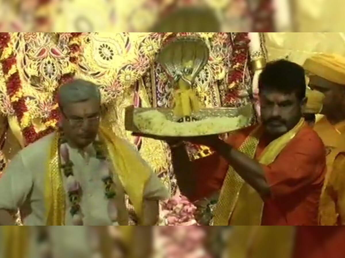 Janmashtami 2019: मथुरा के कृष्ण जन्मभूमि मंदिर में विशेष पूजा-अर्चना के बाद पुजारी ने भगवान श्रीकृष्ण के जन्म लेने की घोषणा की. तस्वीर साभार- ANI