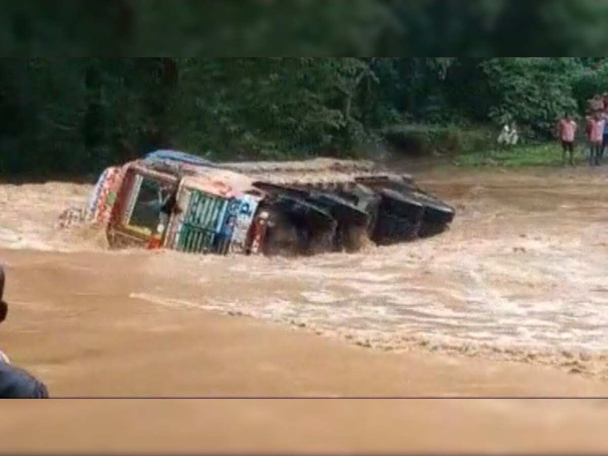 हादसे मे ट्रक चालक और कंडक्टर दोनों ही बाल-बाल बच गए और दोनों ट्रक के उपर आ गए.