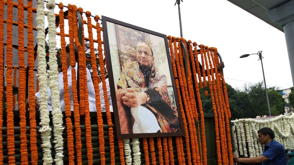 सेना के ट्रक से बीजेपी मुख्यालय लाया जा रहा है जेटली का पार्थिव देह Jaitley's body is being brought to BJP headquarters by army truck
