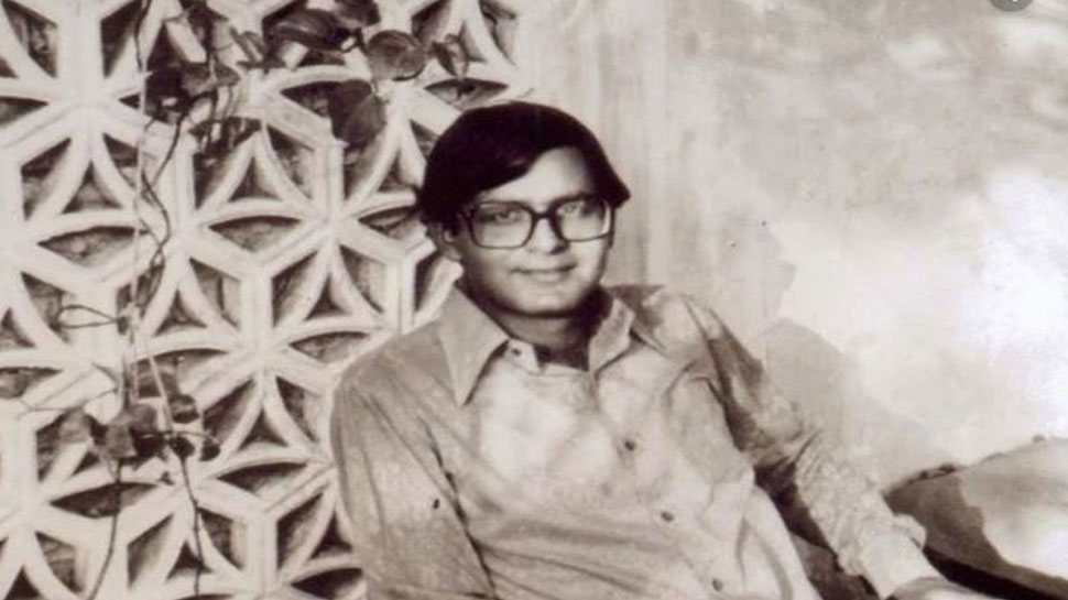 बड़े बाल और जॉन लेनन जैसा चश्मा Big hair and glasses like John Lennon