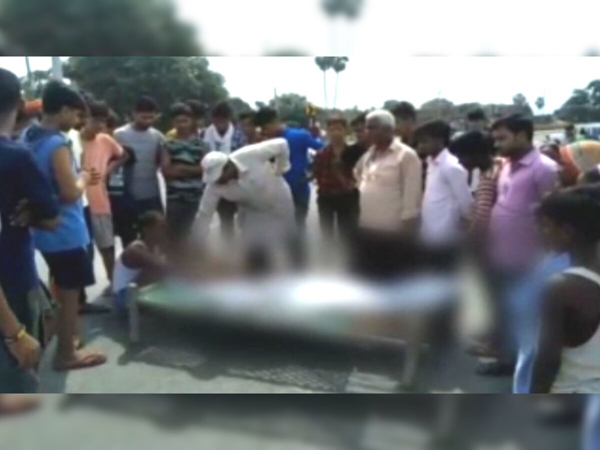 शनिवार की देर रात बिजली जोड़ने गए मिस्त्री की करंट लगने से मौत हो गई.