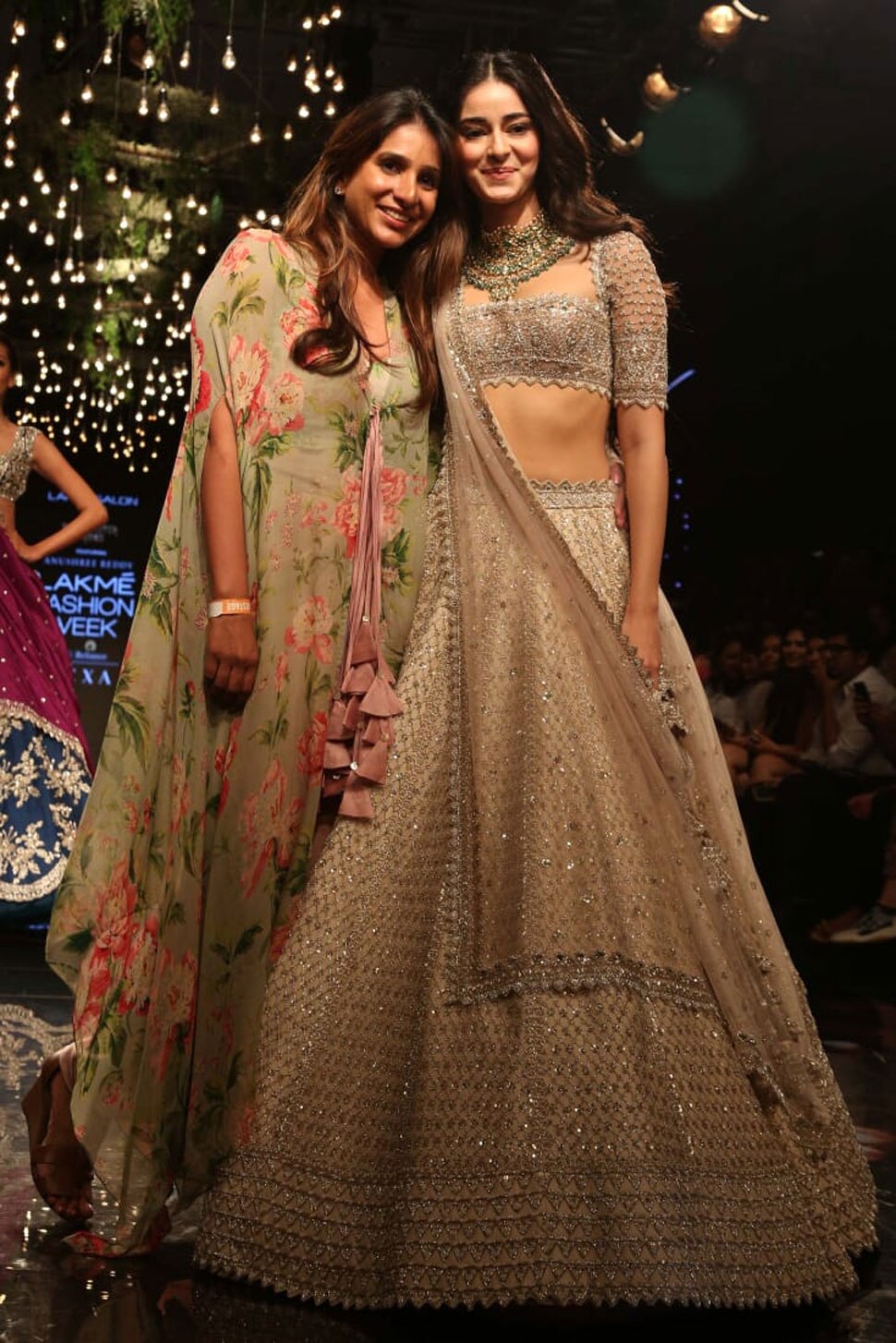 कढ़ाई वाला कंटेम्पररी लहंगा Lakme Fashion Week 2019