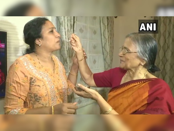 सिंधु के घरवालों ने बेटी की इस उपलब्धि की खुशी में एक-दूसरे का मुंह मीठा कराकर खुशियां बांटीं.