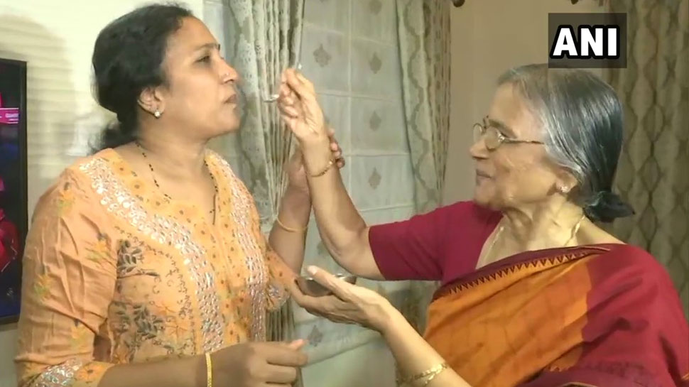 सिंधु के घरवालों ने बेटी की इस उपलब्धि की खुशी में एक-दूसरे का मुंह मीठा कराकर खुशियां बांटीं. सिंधु के घरवालों ने बेटी की इस उपलब्धि की खुशी में एक-दूसरे का मुंह मीठा कराकर खुशियां बांटीं.