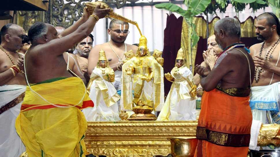 तिरुपति बालाजी मंदिर में उमड़ी भक्तों की भीड़, एक दिन में आया 4 करोड़ से अधिक का चढ़ावा