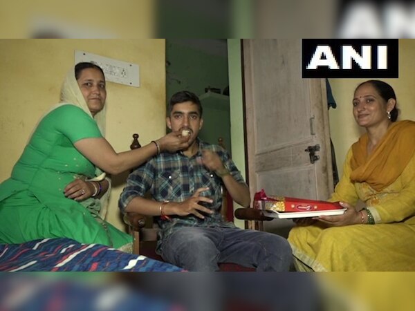 सुरेश सिंह ने परीक्षा पास की. फोटो ANI