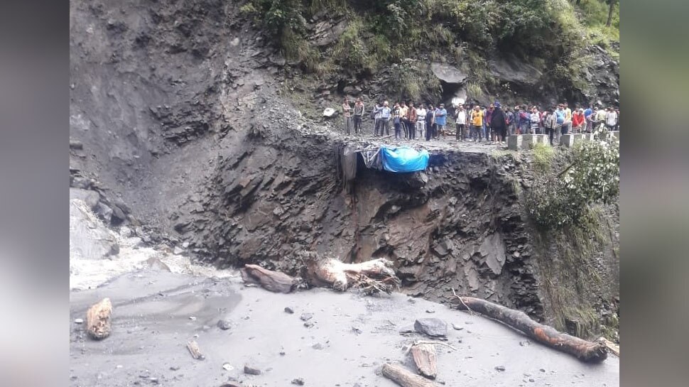 पुलिस ने मौके पर पहुंच कर लोगों को सचेत किया Police reached the spot and alerted people