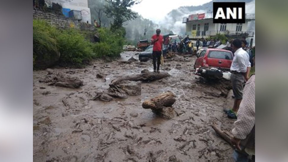 बाढ़ की चपेट में आने से वाहन भी बहे Vehicles were also washed away due to floods