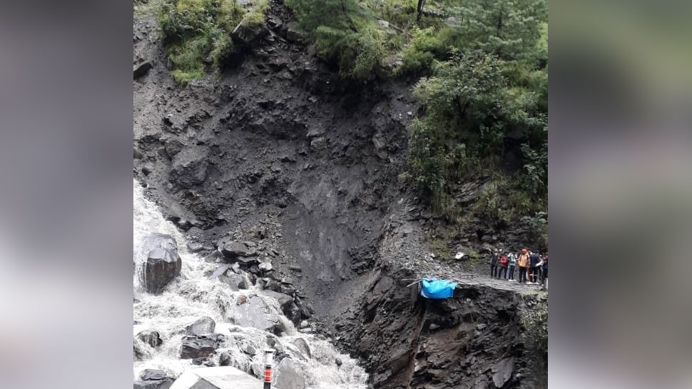 नेशनल हाइवे पर बिखरा मलबा Debris scattered on the National Highway