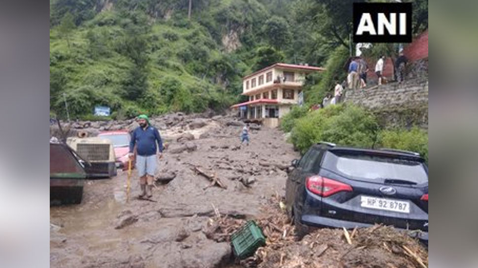 पानी के साथ बह गईं गाड़ियां Vehicles washed away with water
