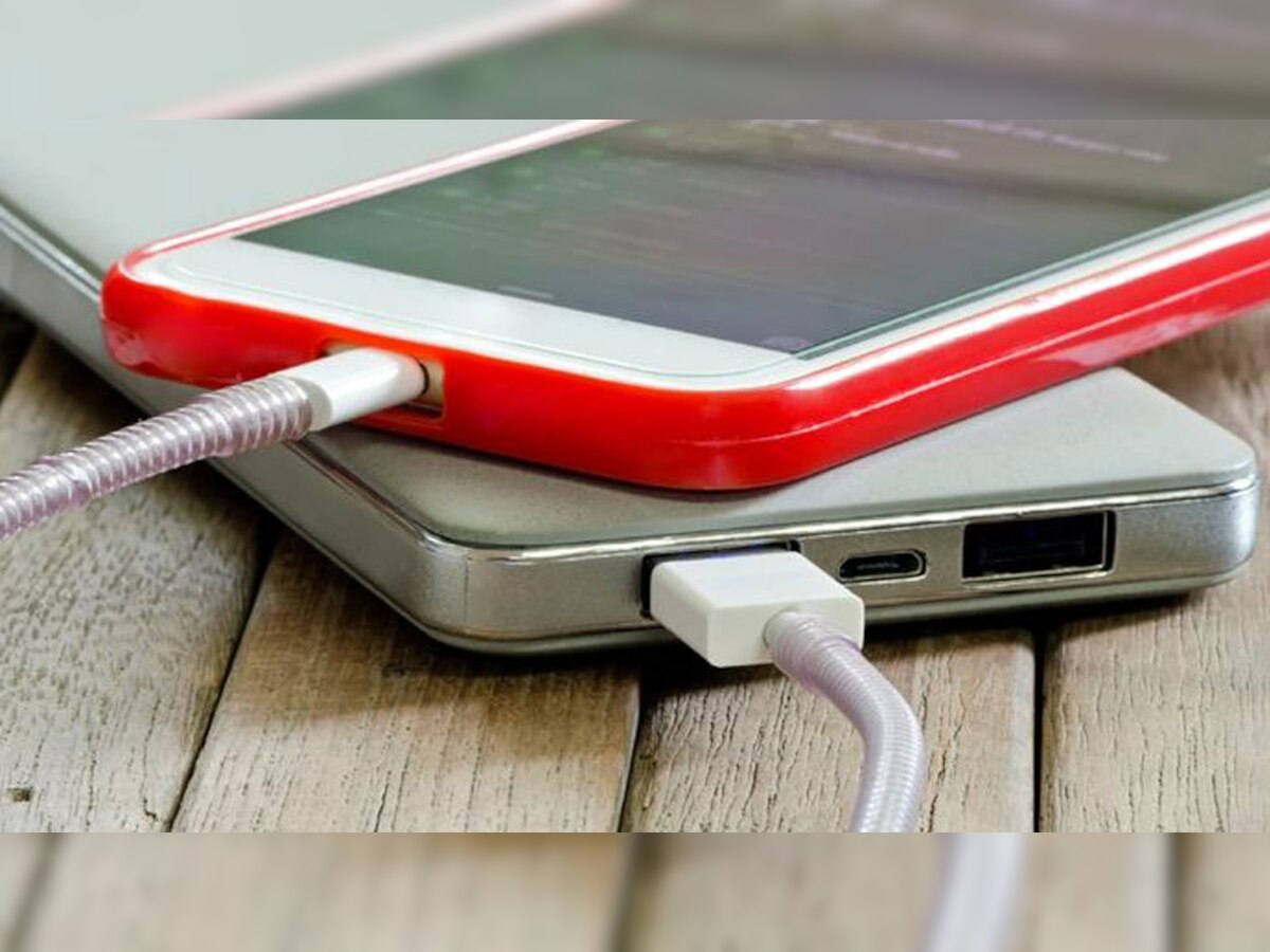 USB केबल से डेटा चोरी का खतरा, अनलॉक कर फोन चार्ज करने से बचें क्योंकि...