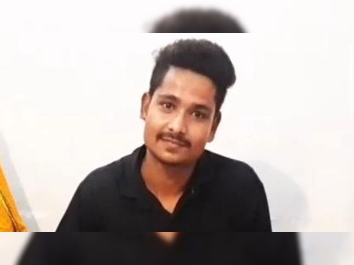 कीचड़ और गंदगी से सनी इस बस्ती में रहने वाले विनोद पोरवाल के पिता भेरूलाल मजदूरी कर अपने परिवार का पालन पोषण करते हैं. 