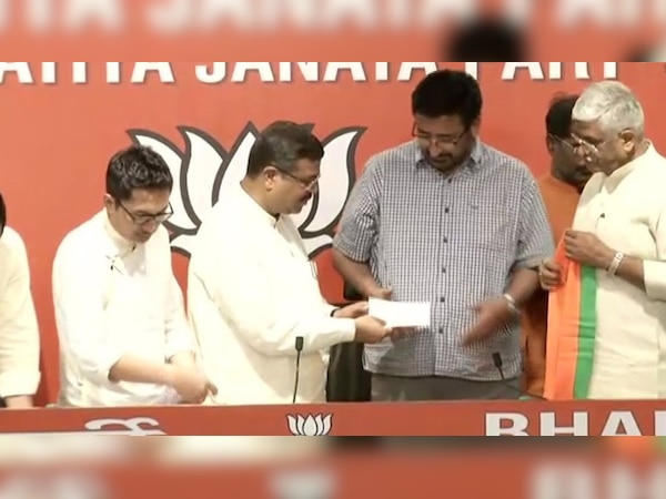 बीजेपी ने दिया महबूबा मुफ्ती को बड़ा झटका, पीडीपी के बड़े नेताओं ने थामा दामन