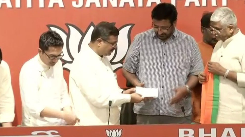 बीजेपी ने दिया महबूबा मुफ्ती को बड़ा झटका, पीडीपी के बड़े नेताओं ने थामा दामन बीजेपी ने दिया महबूबा मुफ्ती को बड़ा झटका, पीडीपी के बड़े नेताओं ने थामा दामन