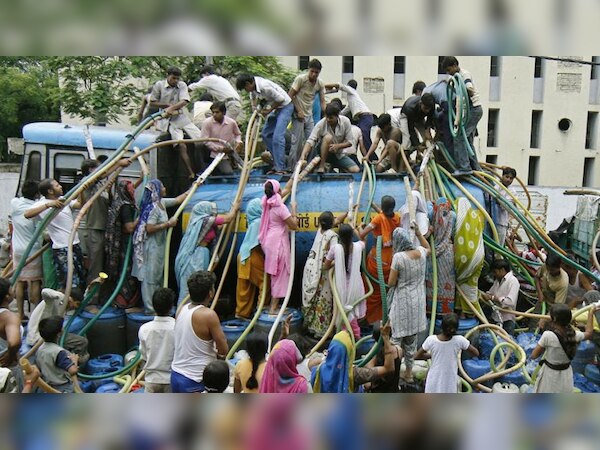 फ्री 'बिजली' के बाद केजरीवाल का एक और ऐलान, पानी के बिलों का बकाया माफ