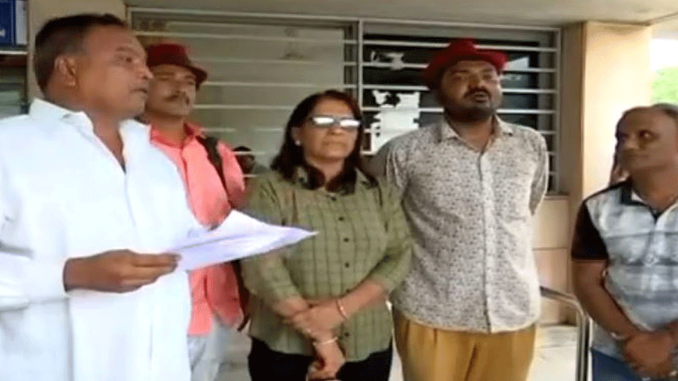 गुजरात सरकार के फैसले से नाराज हैं प्रदेश के जादूगर गुजरात सरकार के फैसले से नाराज हैं प्रदेश के जादूगर