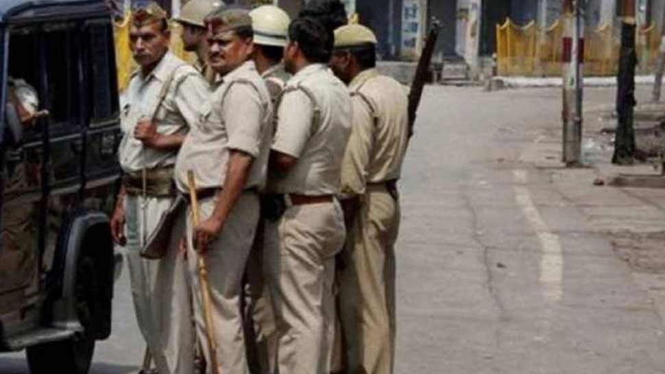 यूपी: व्यक्ति ने फेसबुक पर महिला बनकर पुलिस अफसरों की पत्नियों को दिया झांसा